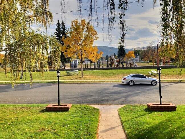 Foto del edificio - 1726 Lockey Ave
