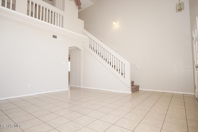 Building Photo - 2151 Sun Manor Dr