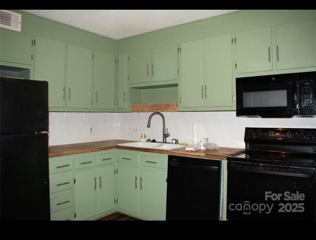 Building Photo - 1300 Larchmont Pl