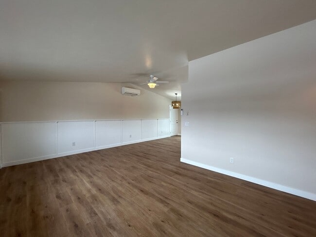 Building Photo - Redmodeled 2 Bedroom / 2 Bathroom home in ...