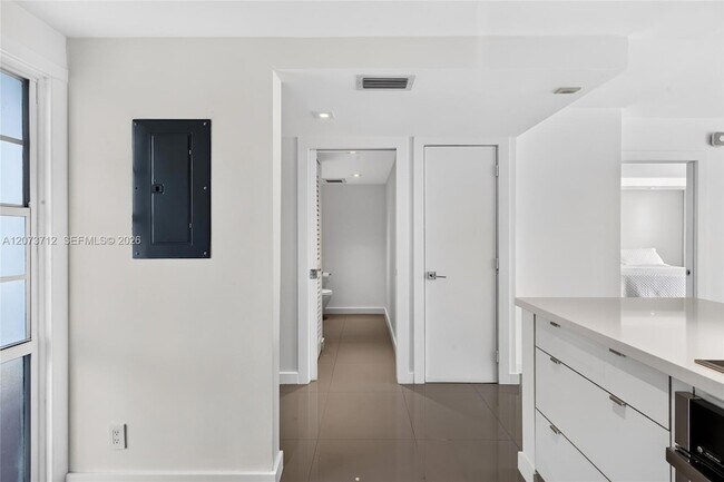 Building Photo - 3301 N Country Club Dr