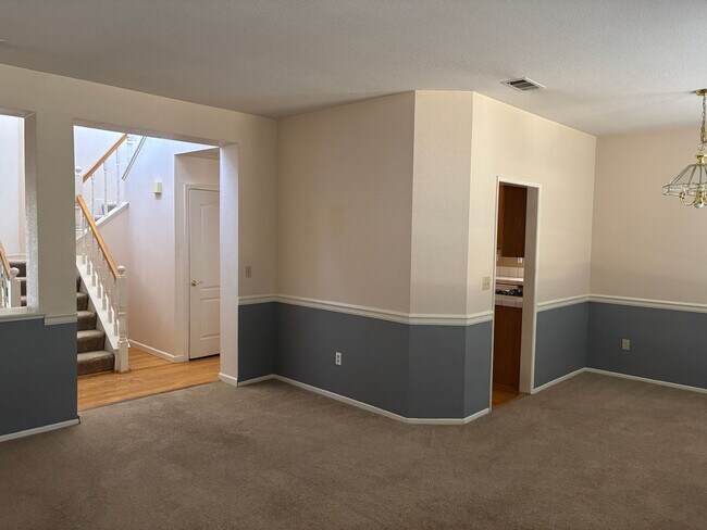 Foto del edificio - Comfortable Two Story Home