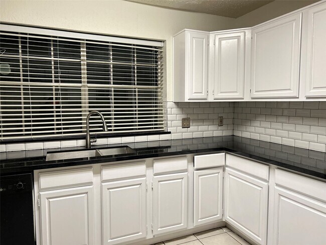 Building Photo - 3106 Rimrock Dr