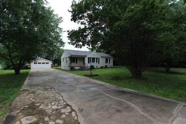 Building Photo - 2215 Rosewood Dr