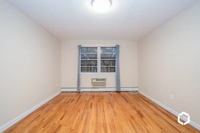 Building Photo - Remodeled 3 Bedrooms Apartment in Prime Di...