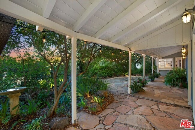 Foto del edificio - 3231 Coldwater Canyon Ln