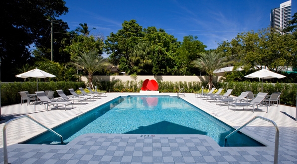 Piscina con solárium y escultura - 1550 Brickell Ave