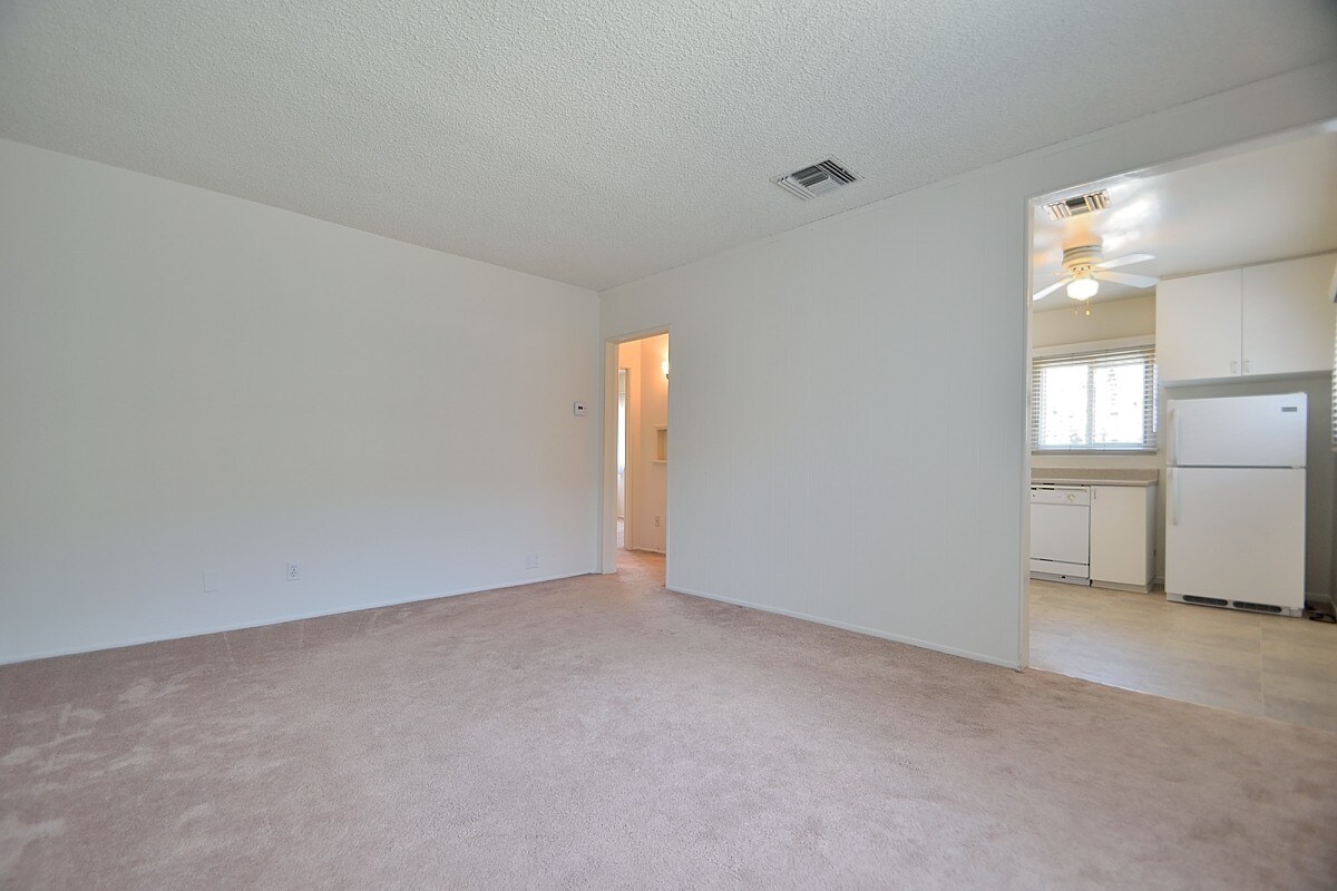 Primary Photo - 1633 E Maple Ave