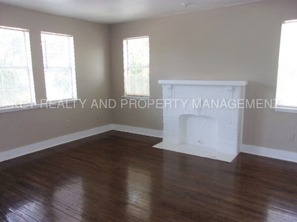 Building Photo - Jefferson Park Brownstone Studio Apartment