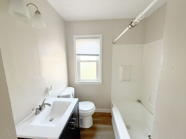 Building Photo - 3 BED 1 BATH BEAUTIFUL SINGLE FAMILY HOME