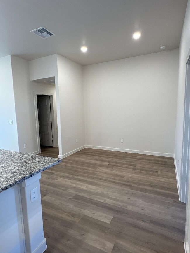 Building Photo - 2513 Kenwood Ave