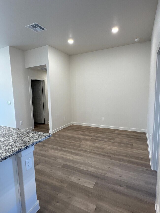 Foto del edificio - 2513 Kenwood Ave