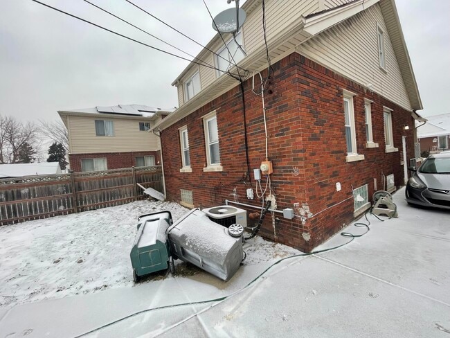 Building Photo - 6025 Ternes