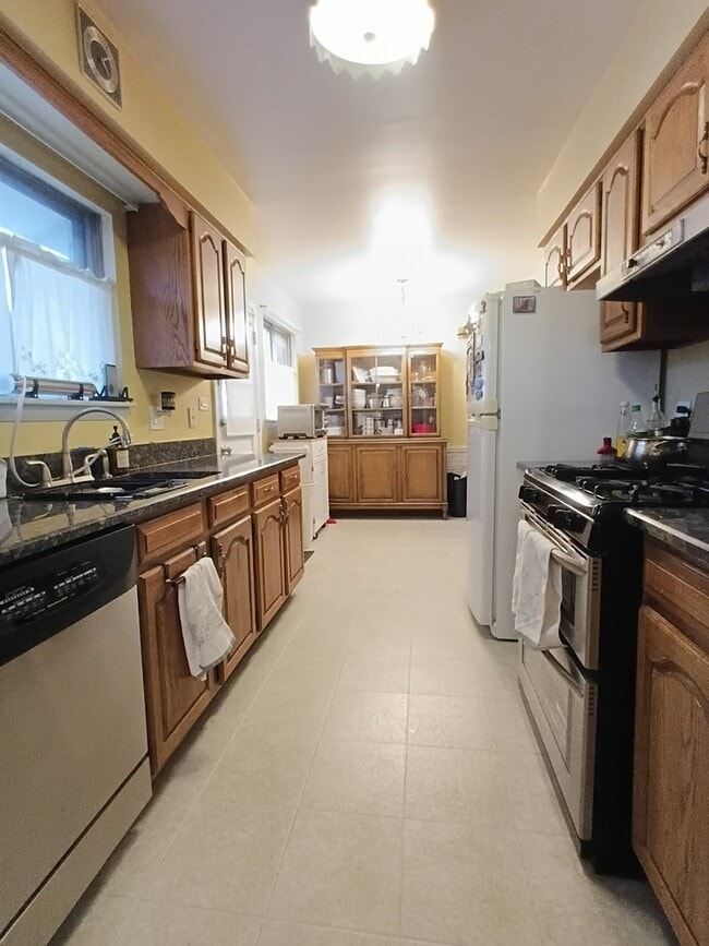 Building Photo - 226 Fernwood Ln