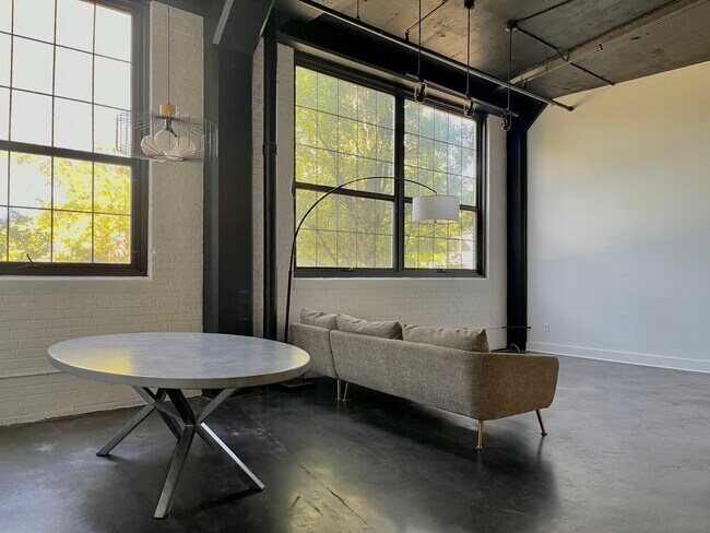 Building Photo - 8205 Franklin Blvd