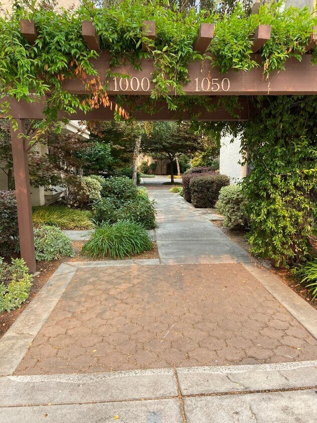 Primary Photo - 1010 Chula Vista Terrace