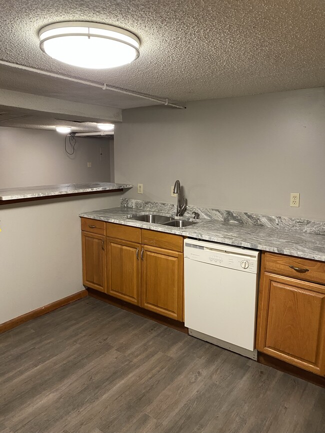 Kitchen - 302 E 7th St