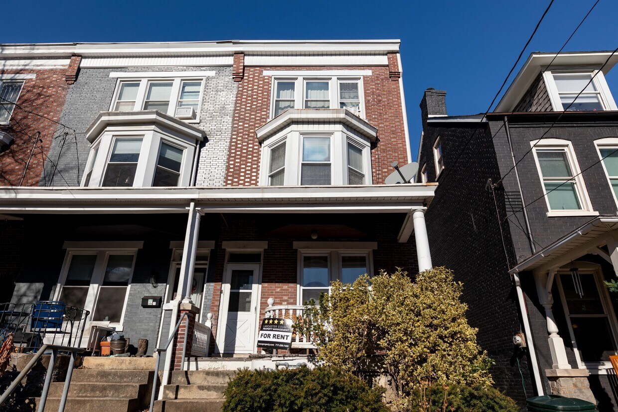 Primary Photo - 209 1/2 E Ross St