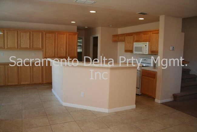 Building Photo - Beautiful 5 Bedroom 3 bath Natomas Home