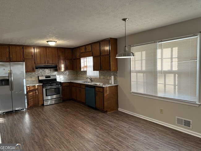 Foto del edificio - 215 Fayetteville Rd