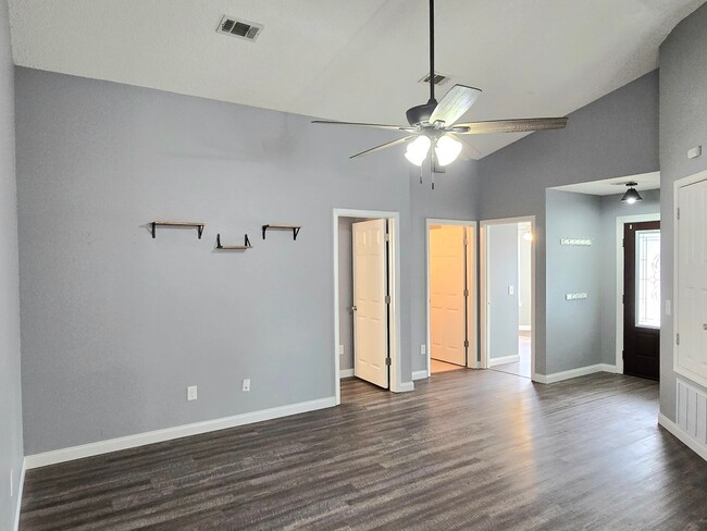 Foto del edificio - Pensacola 3 bed/ 2 bath