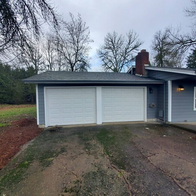 Foto del edificio - Pet Friendly Single level, 3 bed: 2 bath home with an open yard area and 2 car garage