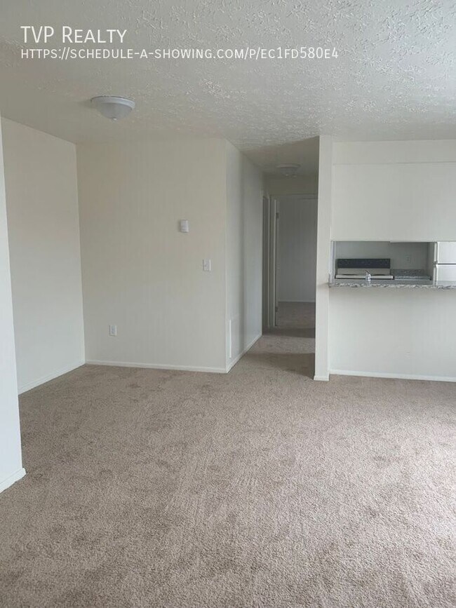 Building Photo - 123 Fox Hill Ln