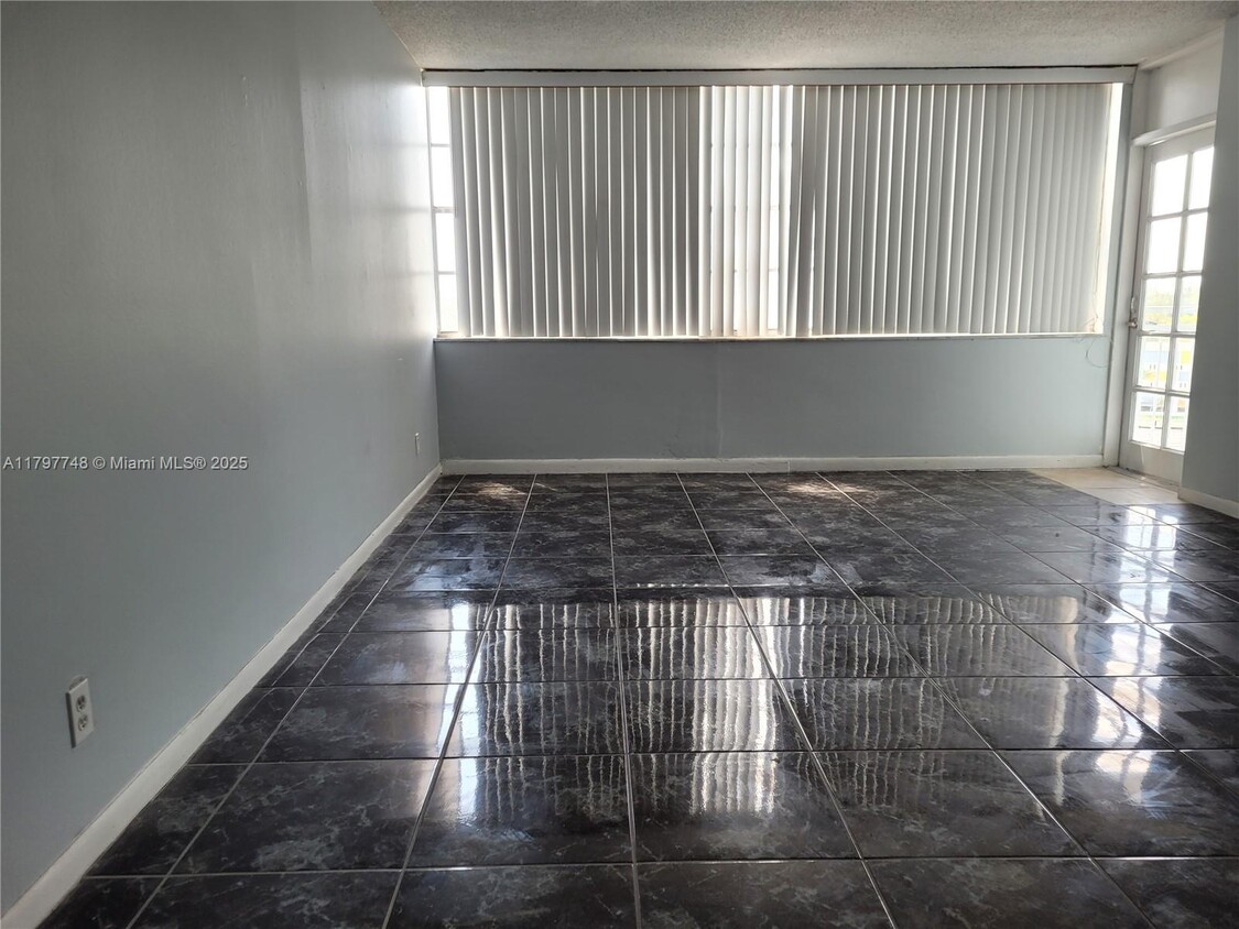 Foto principal - 2025 NE 164th St