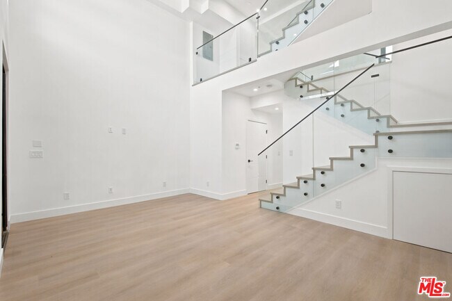 Building Photo - 1159 N Formosa Ave