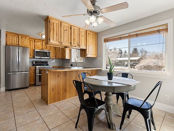 Building Photo - 315 E 4th S