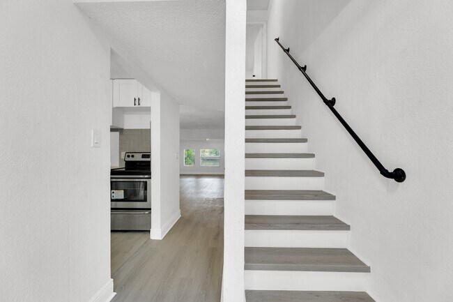 Building Photo - 904 Banks Rd