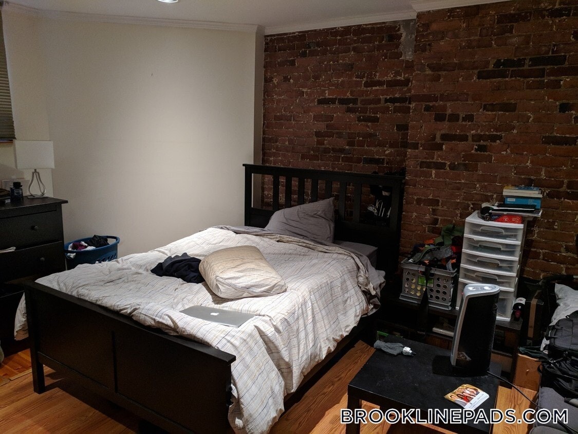 Primary Photo - 1689 Beacon St