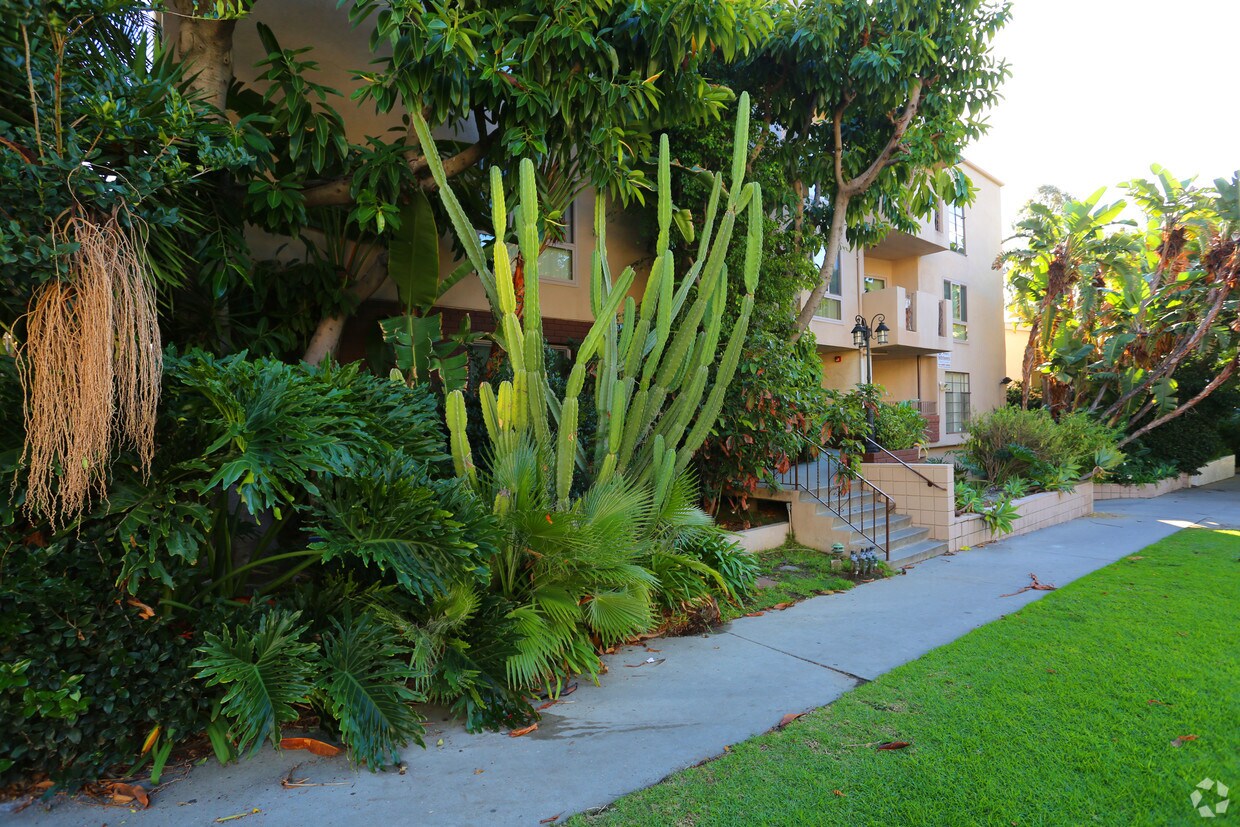 Foto del edificio - 1532 N Hayworth Ave