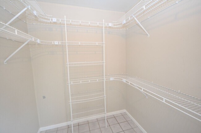 Foto del edificio - Gorgeous home on corner lot with fenced yard!