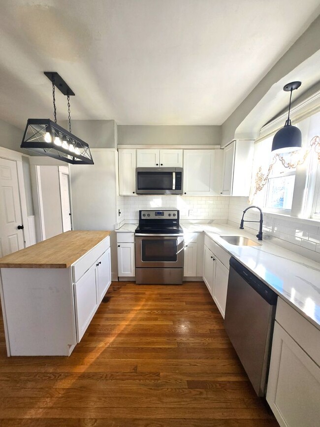 Building Photo - 98 Bradley St