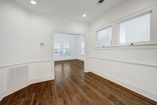 Foto del edificio - 303 W Clay St