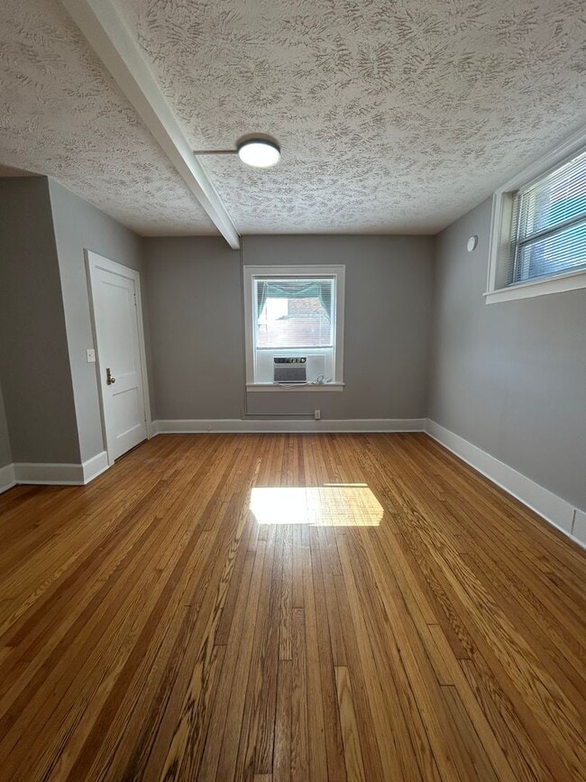 Building Photo - City Central Charmer with Private Entry