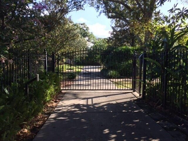 Building Photo - Outdoor Wonderland in Tampa