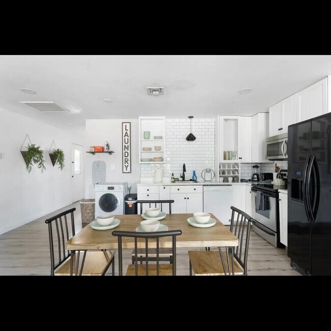 Foto del edificio - 3330 E Cypress St