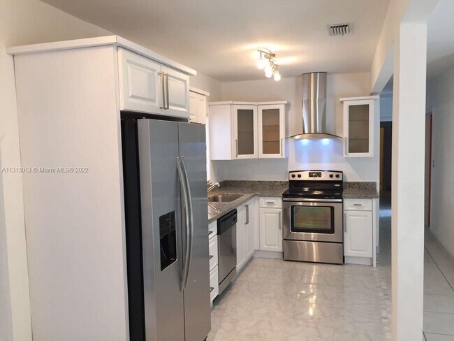 Building Photo - 1435 NE 173rd St
