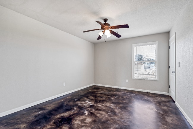 Building Photo - 19 Lawrence Rd 434