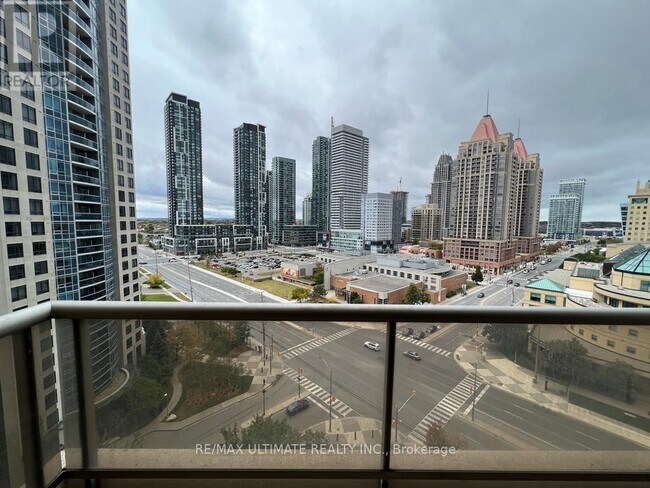 Photo du bâtiment - 310 Burnhamthorpe Rd W