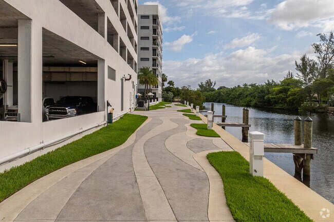 Paseo marítimo y puerto deportivo - Oasis Pointe
