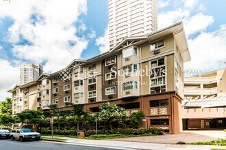 Building Photo - 1800 Kaioo Dr