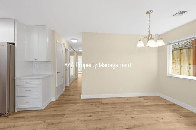 Foto del edificio - 3 bedrooms 2 bathroom unit.  1225 square f...