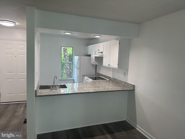 Building Photo - 326 Cashel Ct