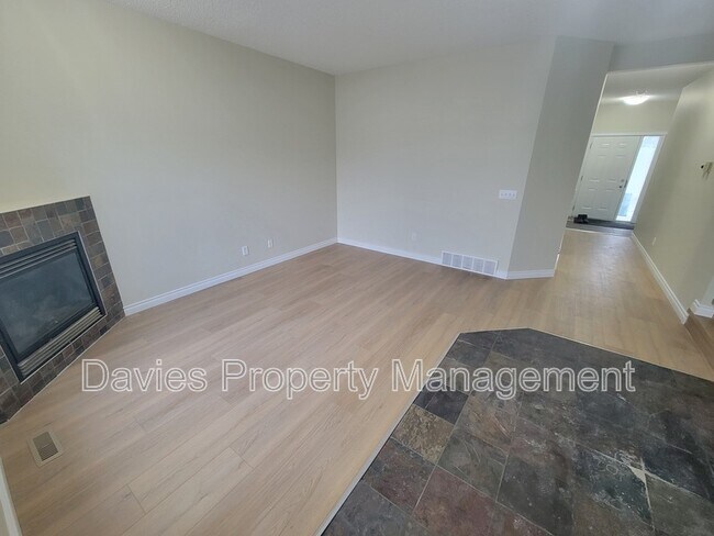 Photo du bâtiment - 171 Brintnell Blvd NW