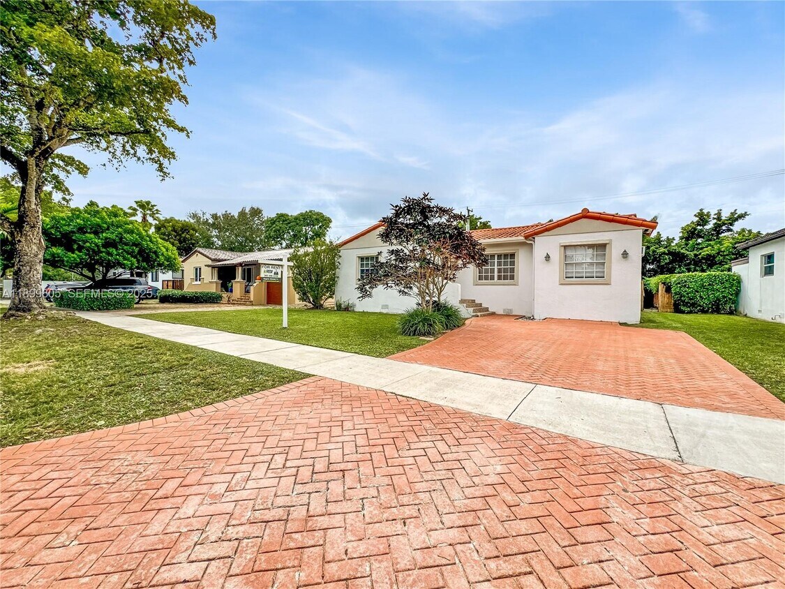 Foto principal - 5760 SW 10th St