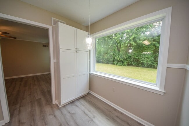 Building Photo - UPDATED and cute 3 bed, 2 bath with SEPARA...