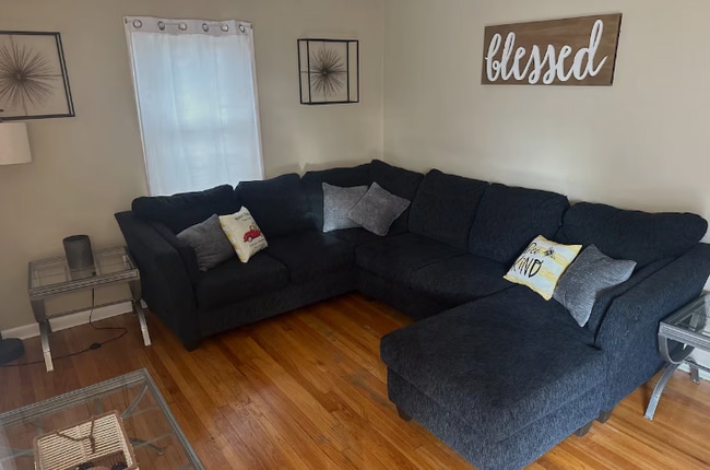 Licing room - 1907 W Pearl Ave